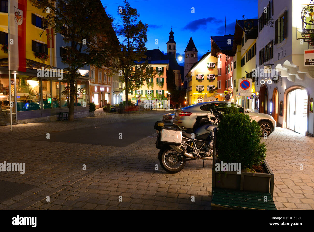 Das berühmte Dorf Kitzbühel bei Nacht-Tirol-Austria Stockfoto