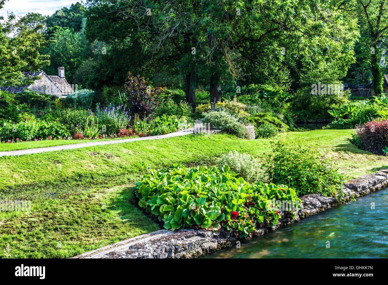 Der ziemlich Landschaftsgarten der Forellenzucht in Cotswold Dorf von Bibury in Coln Valley. Stockfoto