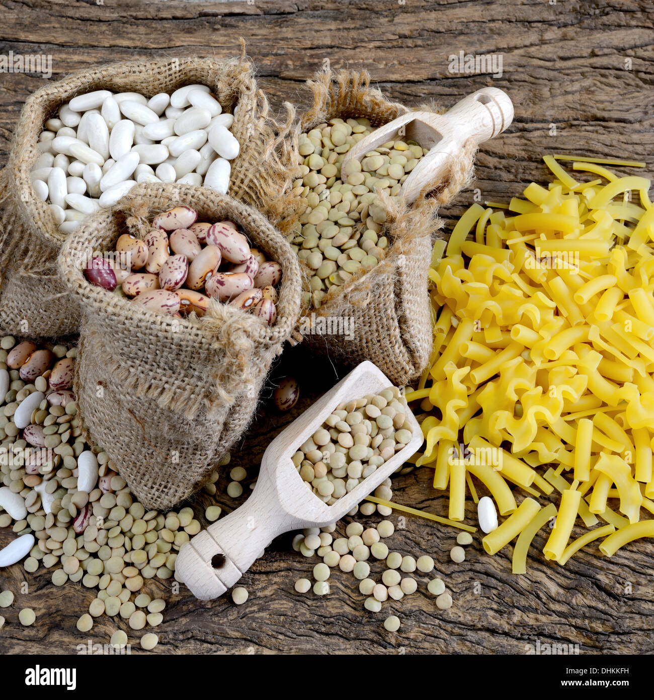 verschiedene Hülsenfrüchte, Linsen, rote Bohnen, weiße Bohnen, in Sack und Pasta Nudeln gemischt Stockfoto