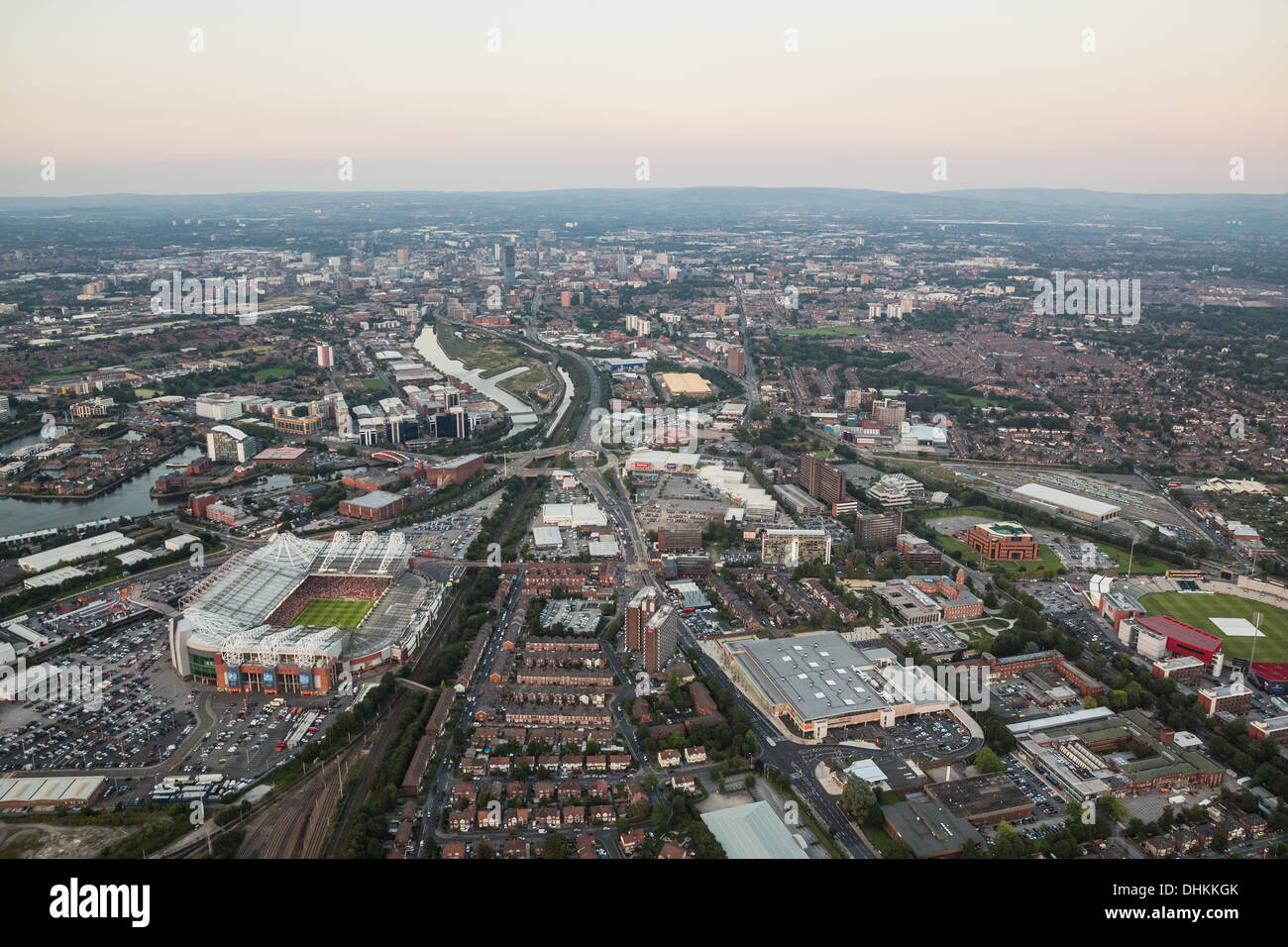 Dämmerung Luftbild über Manchester mit Old Trafford Football und Cricket Ground im Vordergrund. Stockfoto