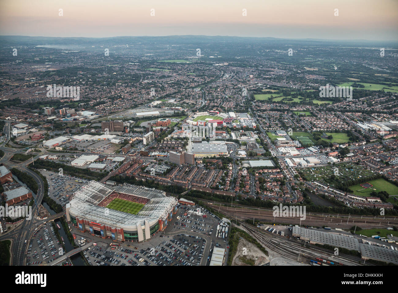 Dämmerung Luftbild über Manchester mit Old Trafford Football und Cricket Ground im Vordergrund. Stockfoto