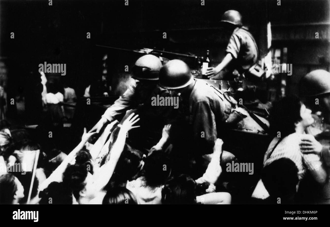 Drängen Sie sich Gruß Soldaten während der Befreiung von Paris während des zweiten Weltkriegs, 23. November 1944 Stockfoto