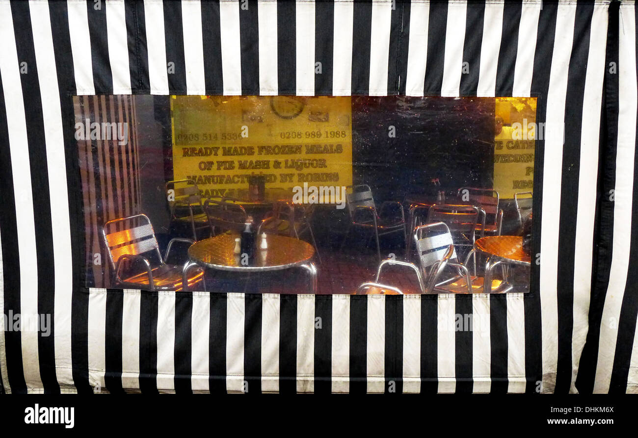 Blick auf Tabellen durch ein Fenster in der Drop-down-Markise, Robins Torte und Brei-Shop, Wanstead High Street. Stockfoto