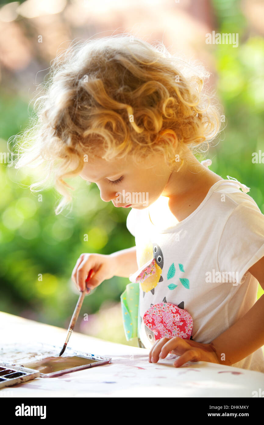 Porträt von kleinen Mädchen malen, im Sommer im freien Stockfoto
