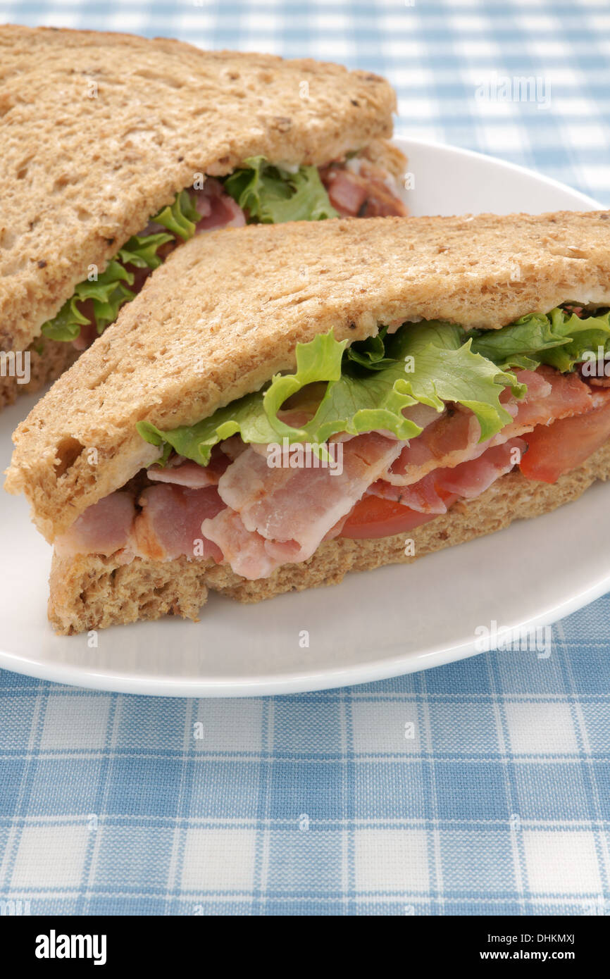 Speck Kopfsalat und Tomaten-Sandwich auf gemälzte Vollkornbrot Stockfoto