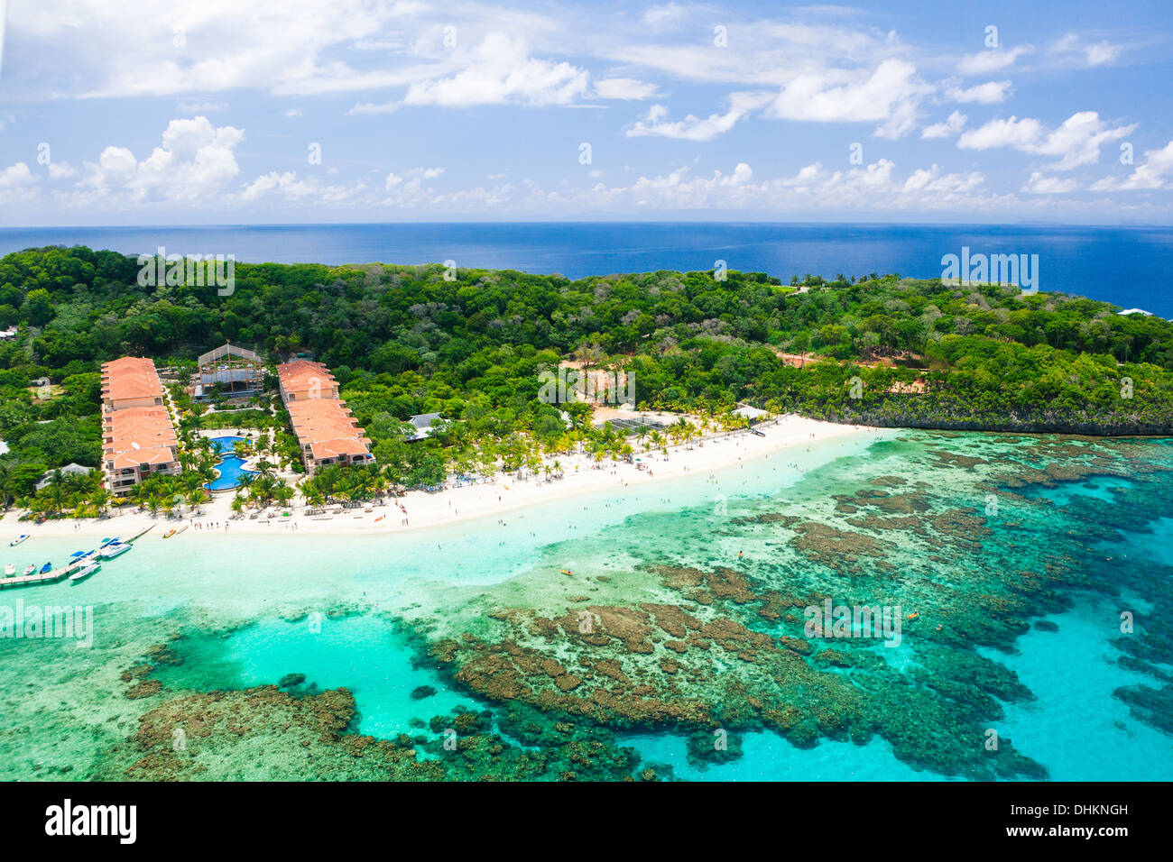 Luftbild von Korallenriff, Strand und Hotels auf Roatan West Bay Beach Stockfoto