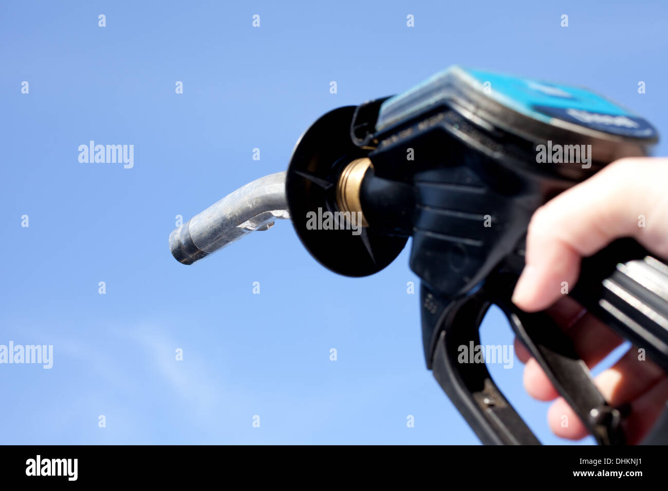 Hand-held Brennstoff Düse wird deutete auf den klaren blauen Himmel. Stockfoto