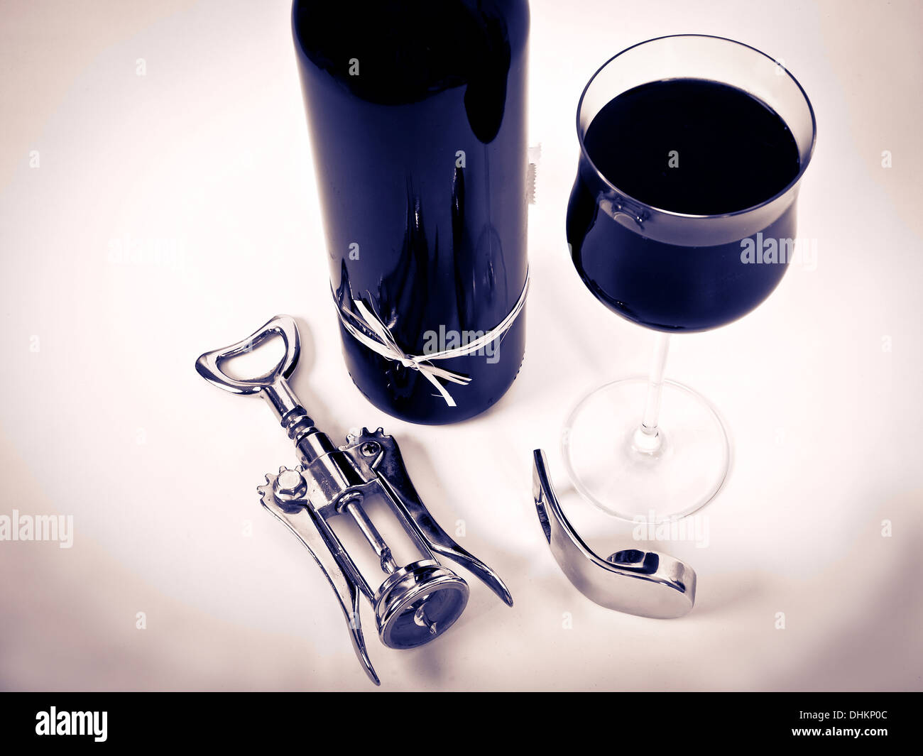 Rotwein im Glas und Flasche Stockfoto