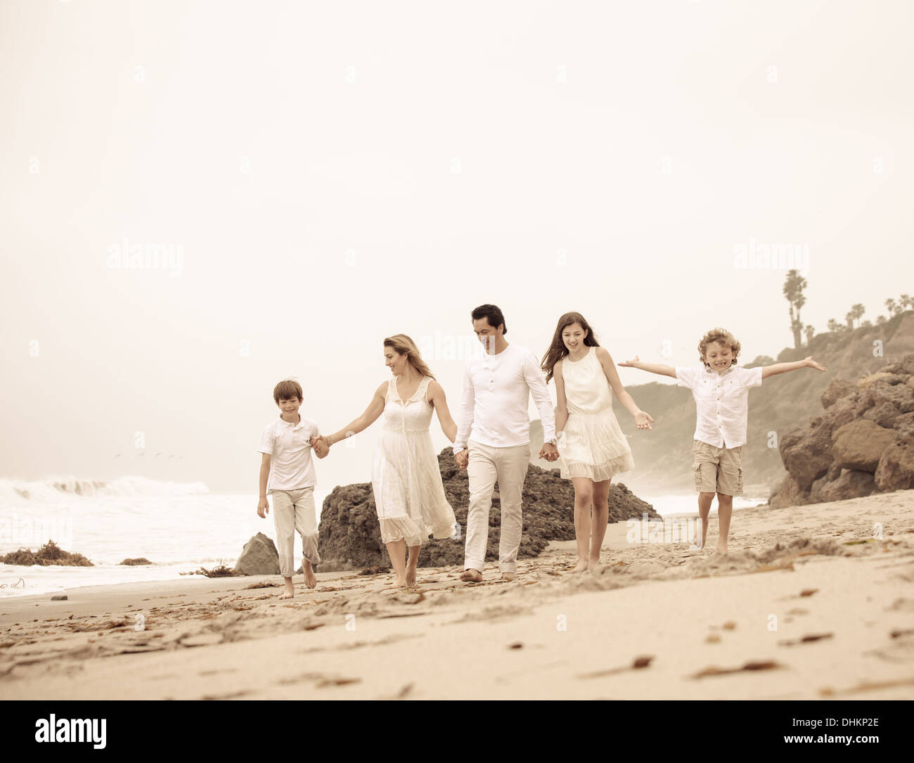 Schöne junge Familie zu Fuß am Strand in Malibu, Kalifornien Stockfoto