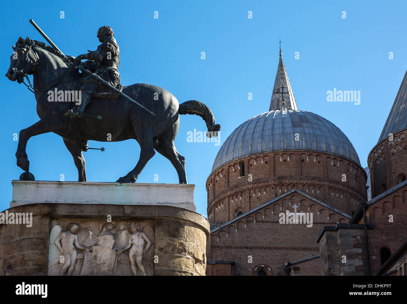 Veneto, Padua, Gattamelata-Denkmal und die Kuppeln der St.Antony Basilika Stockfoto