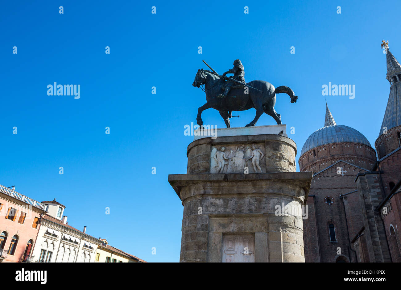 Veneto, Padua, Gattamelata-Denkmal und die Kuppeln der St.Antony Basilika Stockfoto