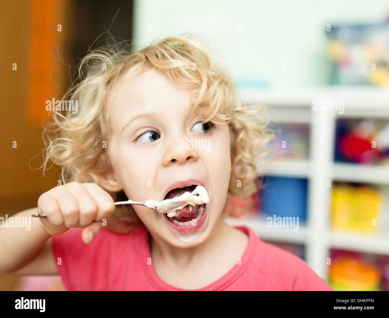 Niedliche kleine Mädchen essen Eis Stockfoto