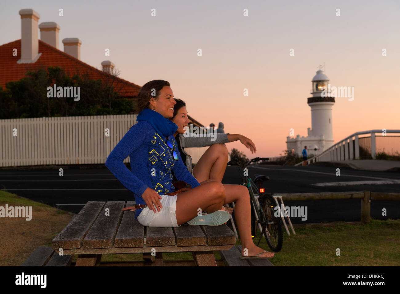 Junge weibliche Rucksacktouristen Sonnenaufgang am Leuchtturm von Byron Bay. Stockfoto