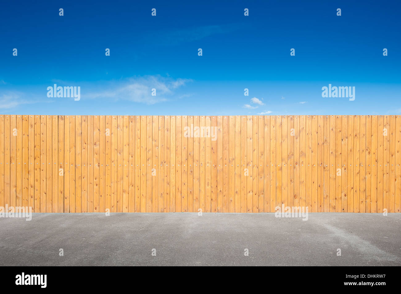 gelben Zaun und Bue Himmelshintergrund Stockfoto