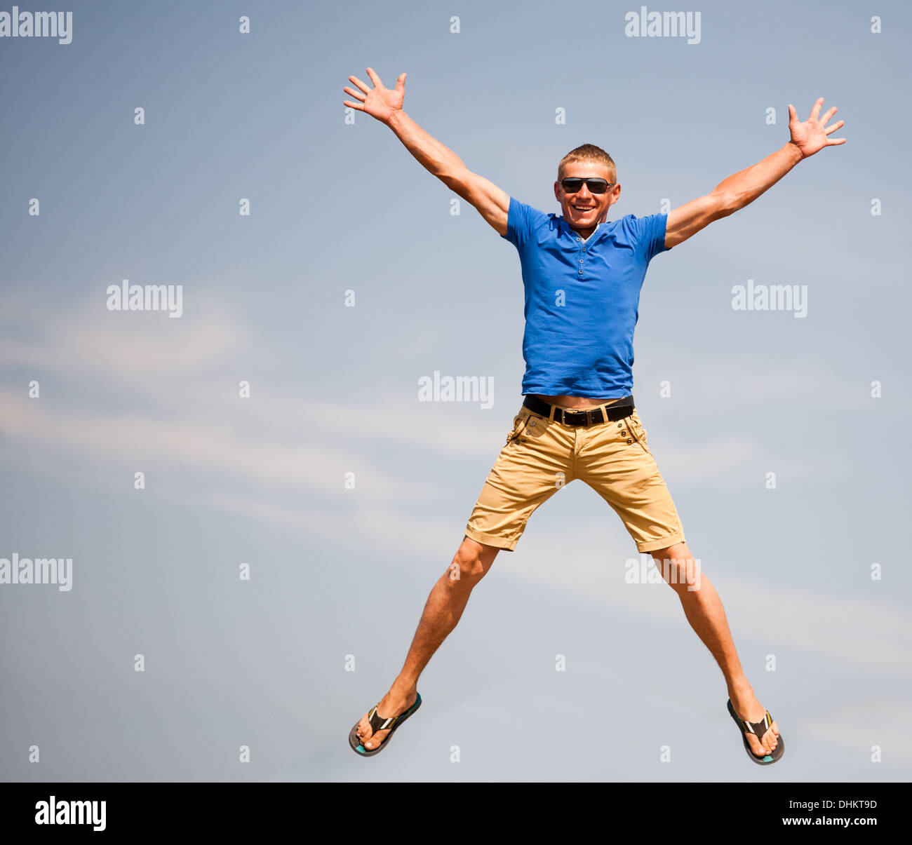 Glücklicher Mann springen, blauen Himmel im Hintergrund Stockfoto