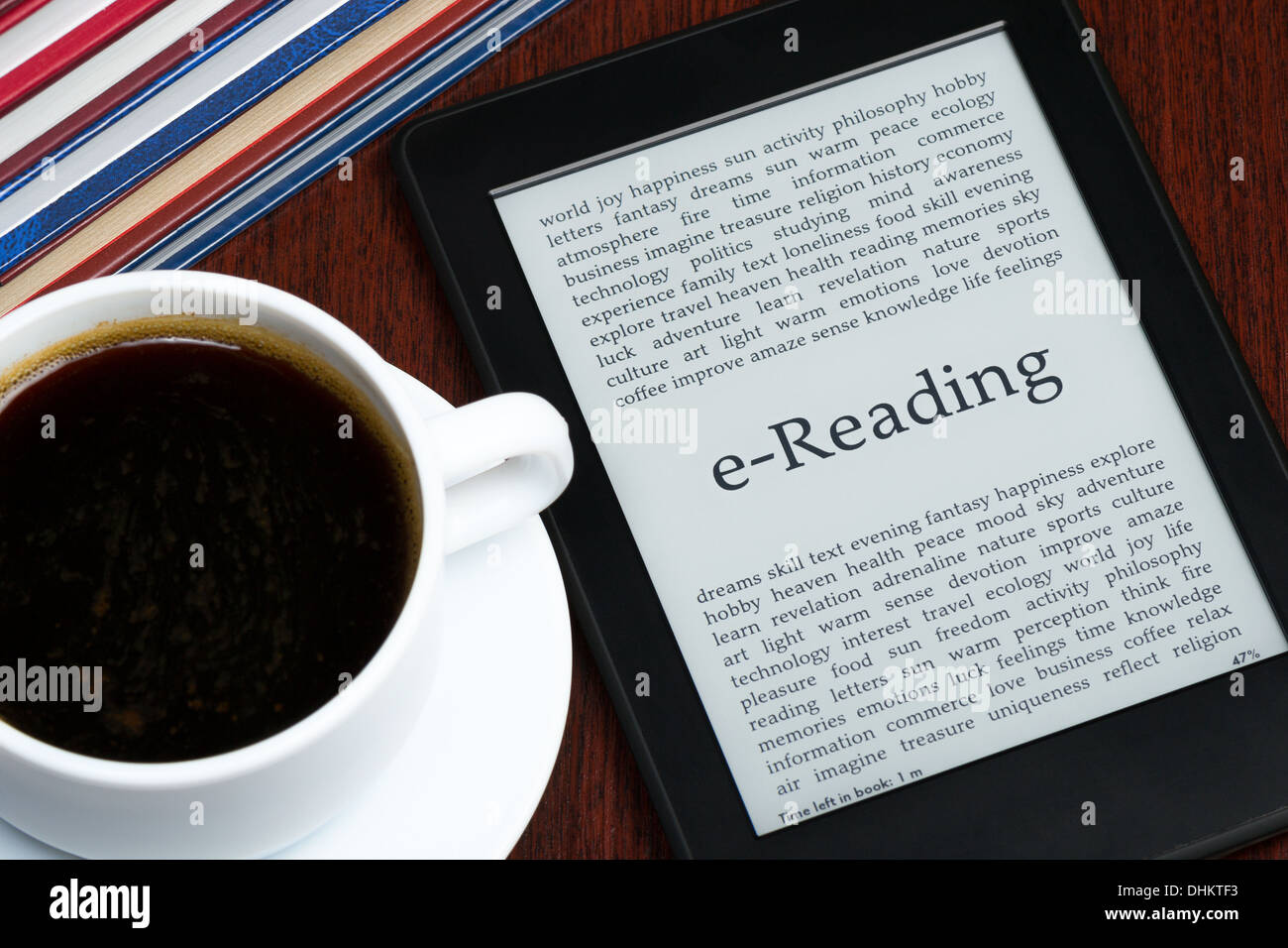e-Reader und Kaffee auf dem Tisch Stockfoto