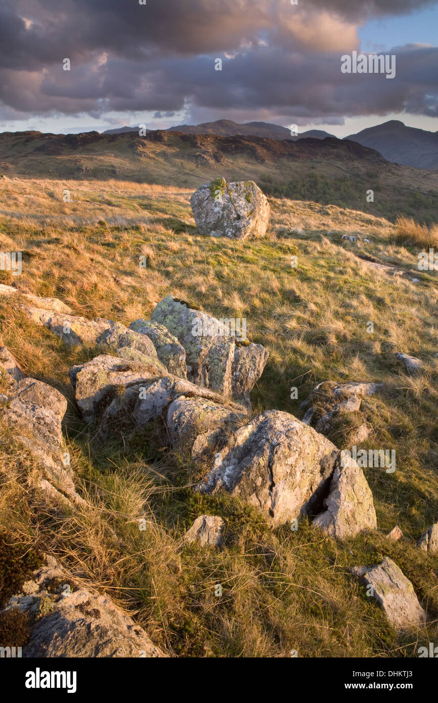 Wie die Sonne über Derwent Fells wurden starke goldene Lichtstrahlen über Watendlath Fells, Cumbria gegossen. Stockfoto
