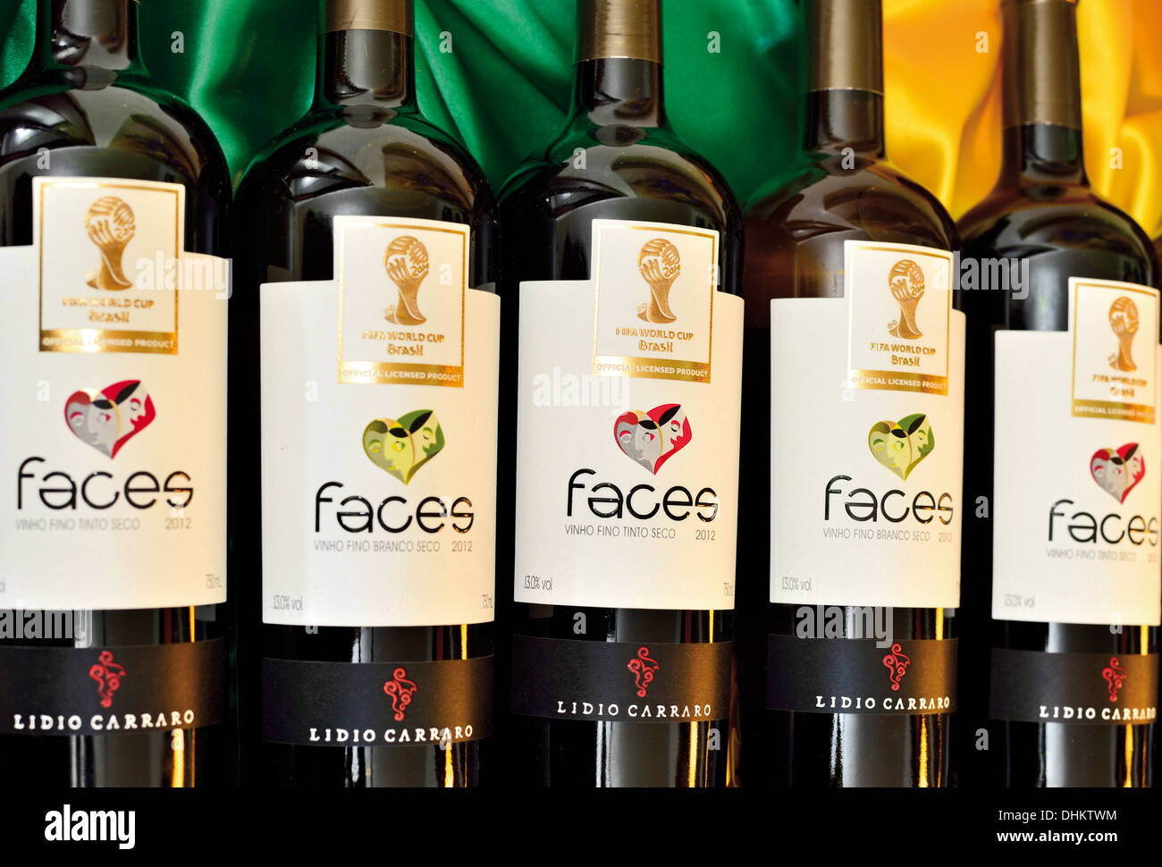 Brasilien, Bento Gonçalves: Rebe Flaschen der offiziellen World Cup Rebe 2014 "Gesichter" von Familie Rebe Weingut Lidio Carraro Stockfoto