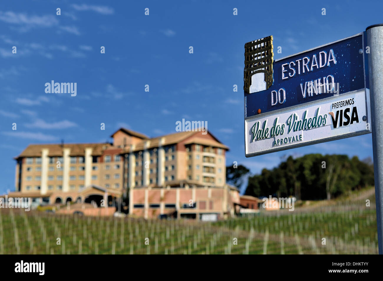 Brasilien, Bento Gonçalves: Street-Signal, "Vine Street" und "Vineyard´s Valley" mit & Wellnessbereich des Hotels do Vinho in den Rücken Stockfoto