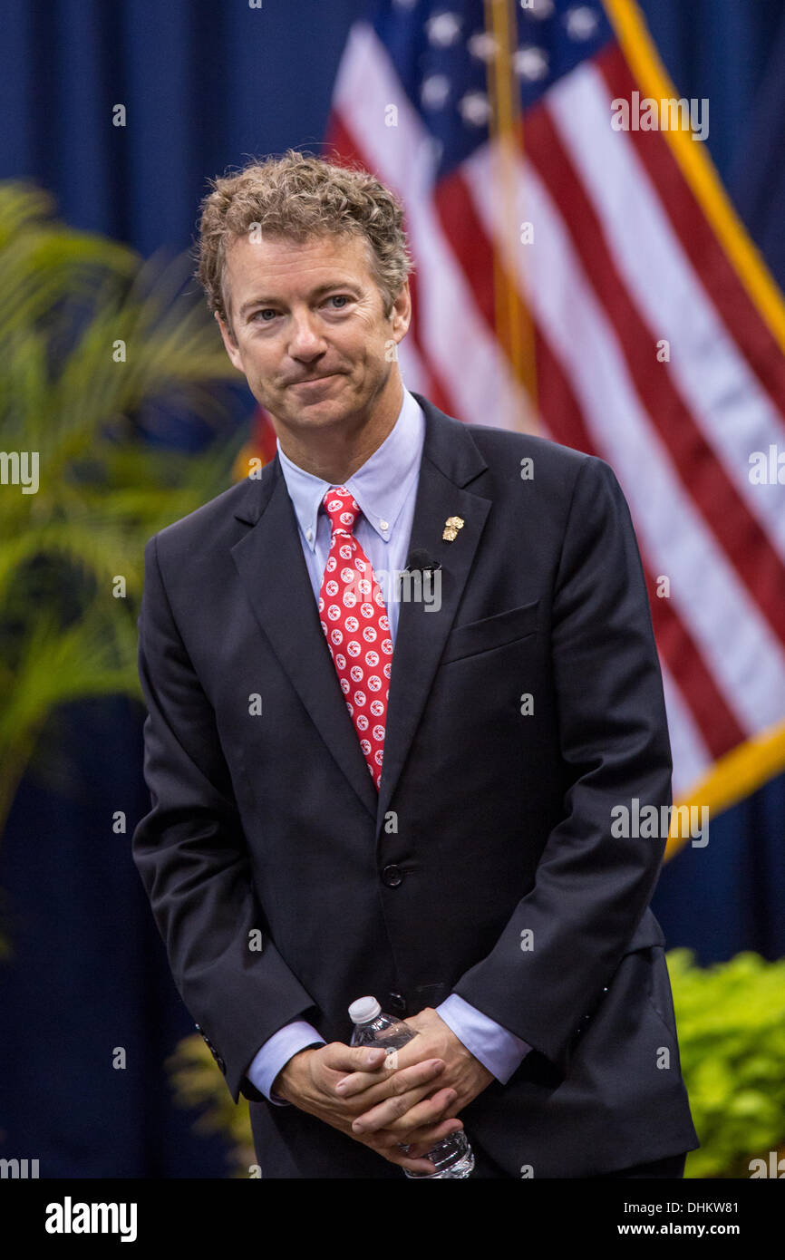 US-Senator Rand Paul auf der Zitadelle 12. November 2013 in Charleston, South Carolina. Paulus sagte Kadetten, dass Hillary Clinton vom laufen für Präsidenten wegen der Affäre Benghazi disqualifiziert werden sollte. Stockfoto