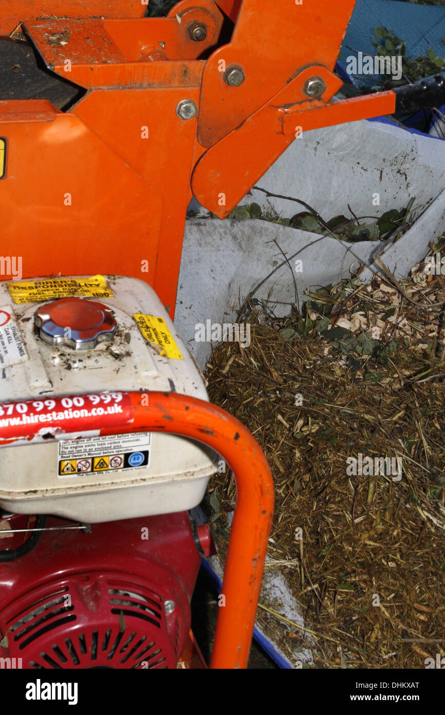Bild Von Heavy Duty Gemieteten Benzin Schredder Im Garten Stockfoto Bild 62518032 Alamy