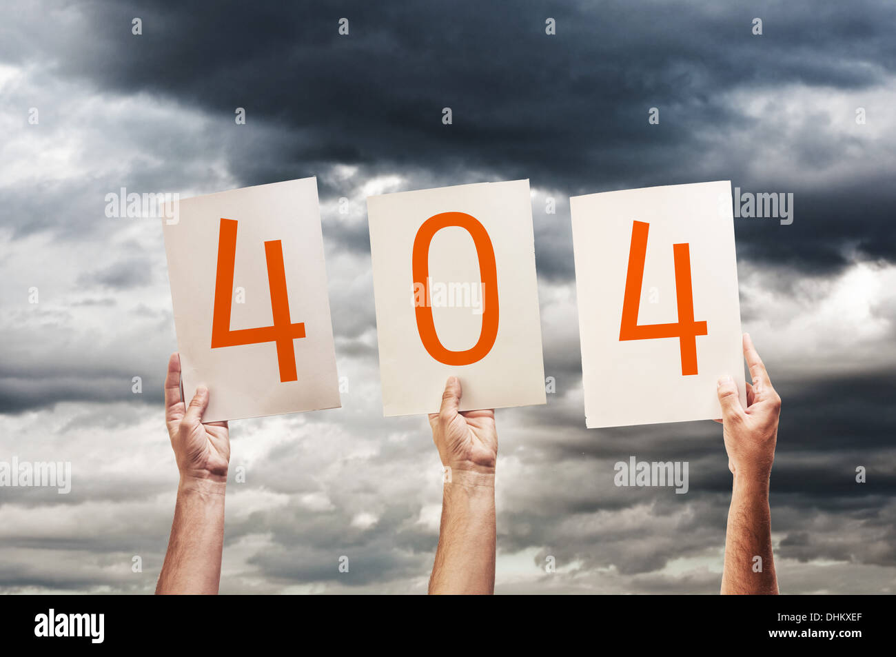 404 Fehler, Seite nicht gefunden. Hände halten Papier mit gedruckten Zahlen. Stockfoto