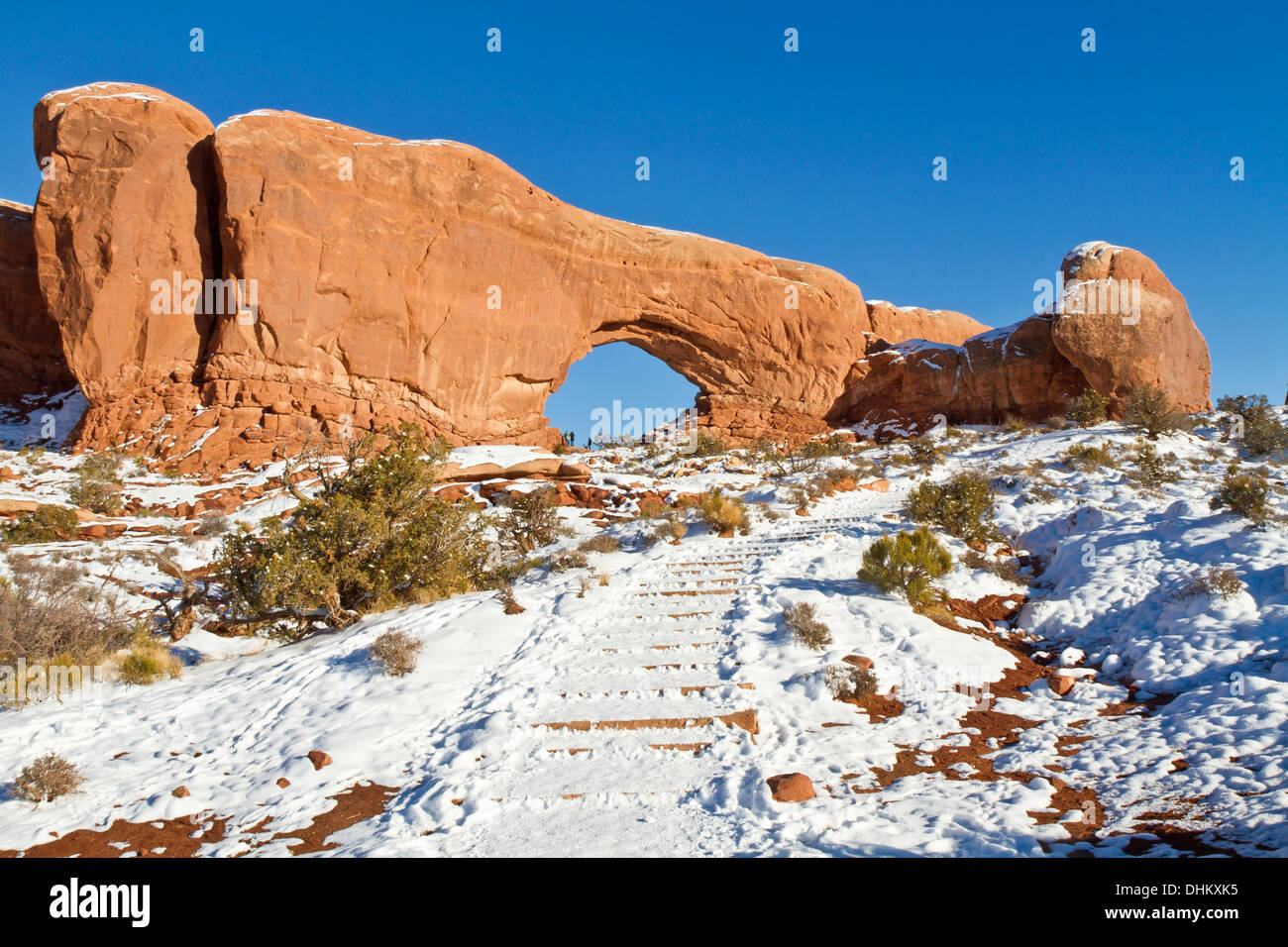 Verschneite Treppe auf dem Weg zu den Wolf-wie South Fensterbogen Felsformation im Arches National Park, Utah Stockfoto