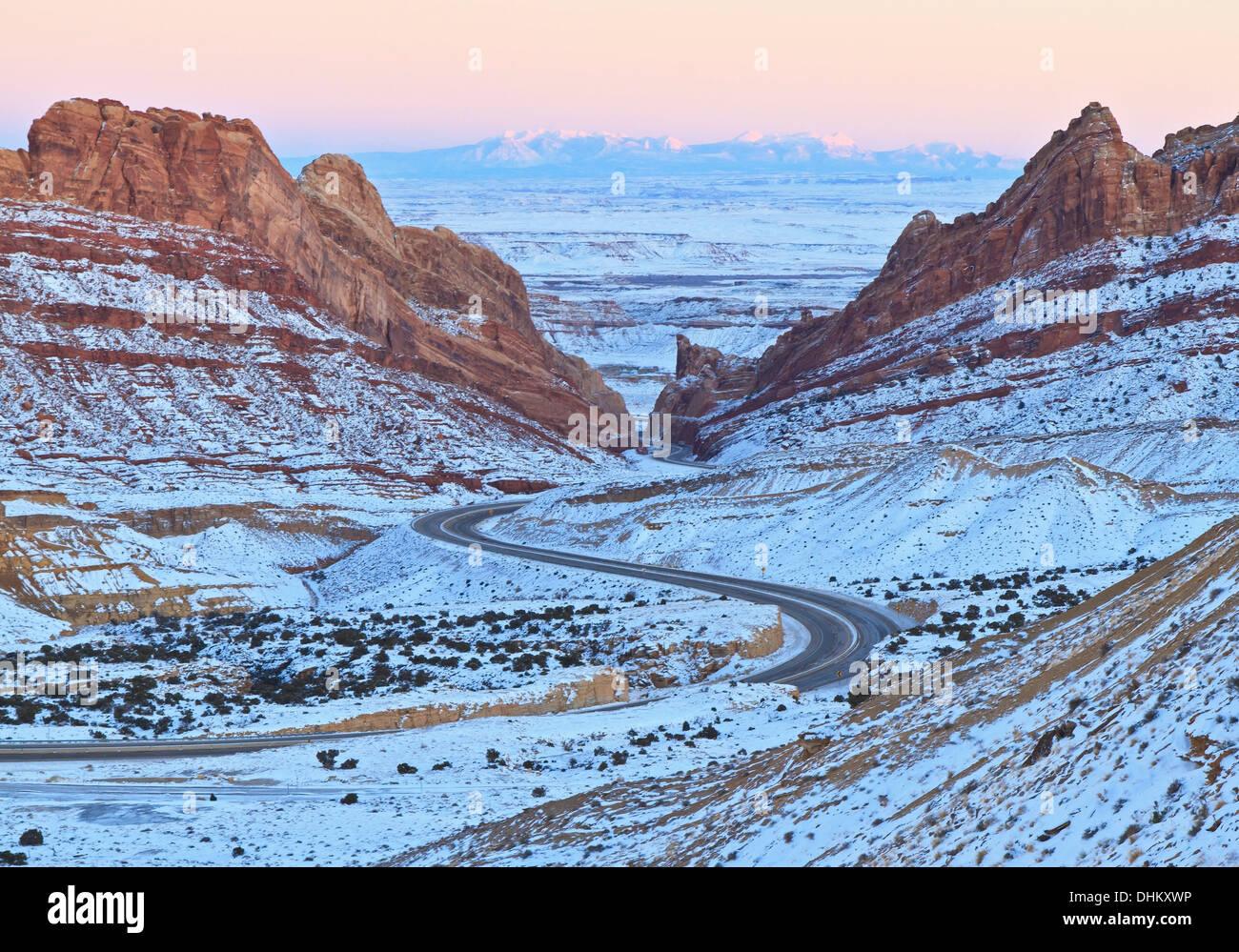 Interstate 70 Wind seinen Weg durch Schnee bedeckt Spotted Wolf Canyon durch die San Rafael Reef in Utah im Winter Stockfoto