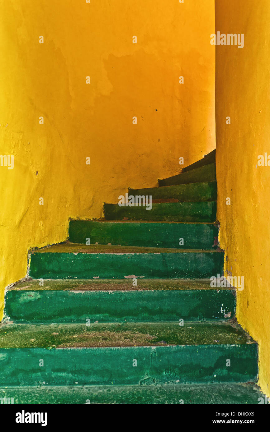 Geheimnisvolle grüne leere Treppe und gelbe Wand Stockfoto