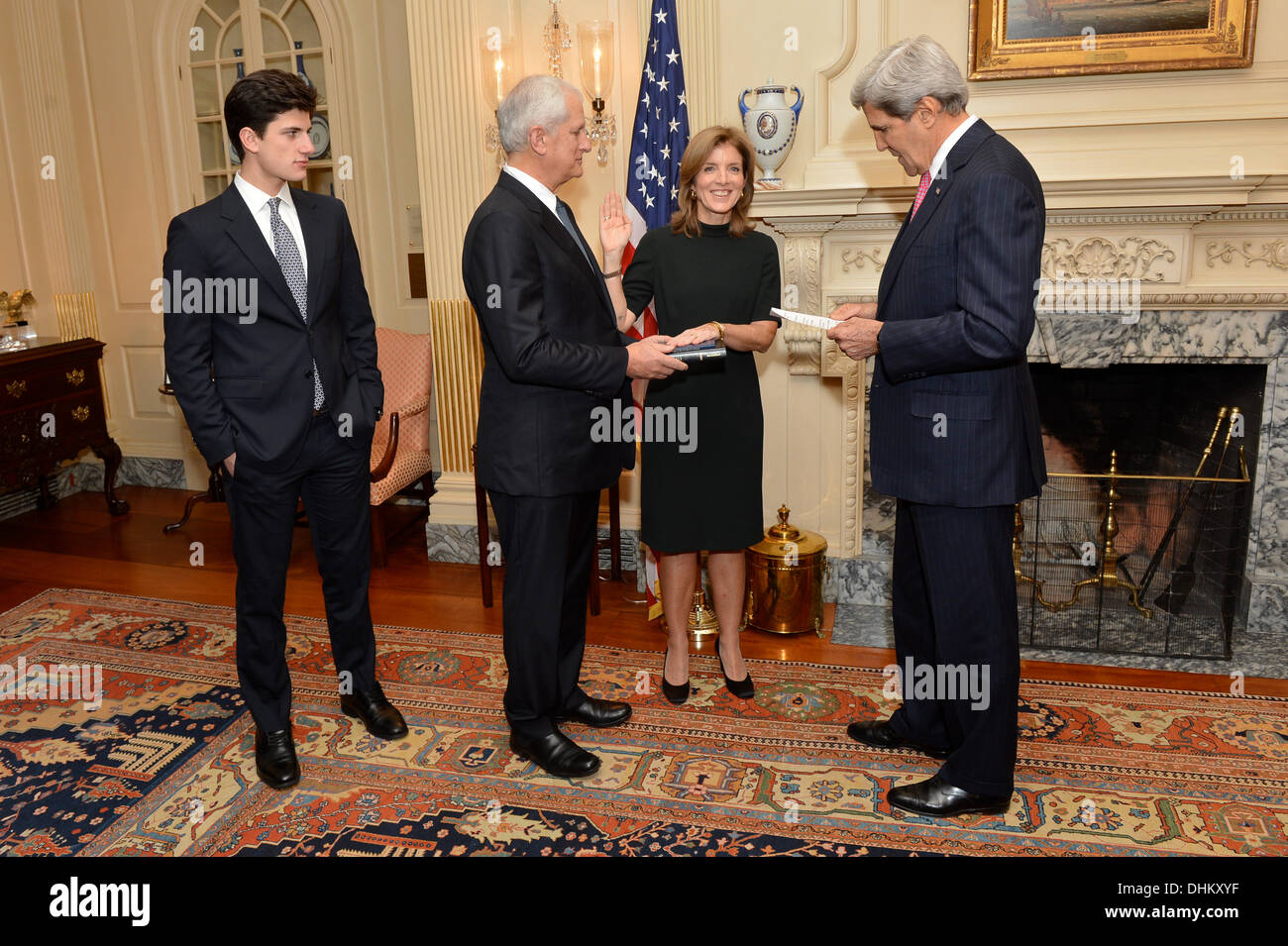 US-Außenminister John Kerry Caroline Kennedy zum neuen Botschafter in Japan an das Department of State 12. November 2013 in Washington, DC schwört. Botschafter Kennedy wird von ihrem Ehemann, Edwin Schlossberg, und ihrem Sohn, Jack Schlossberg begleitet. Stockfoto US-Außenminister John Kerry Caroline Kennedy zum neuen Botschafter in Japan an das Department of State 12. November 2013 in Washington, DC schwört. Botschafter Kennedy wird von ihrem Ehemann, Edwin Schlossberg, und ihrem Sohn, Jack Schlossberg begleitet. Stockfoto
