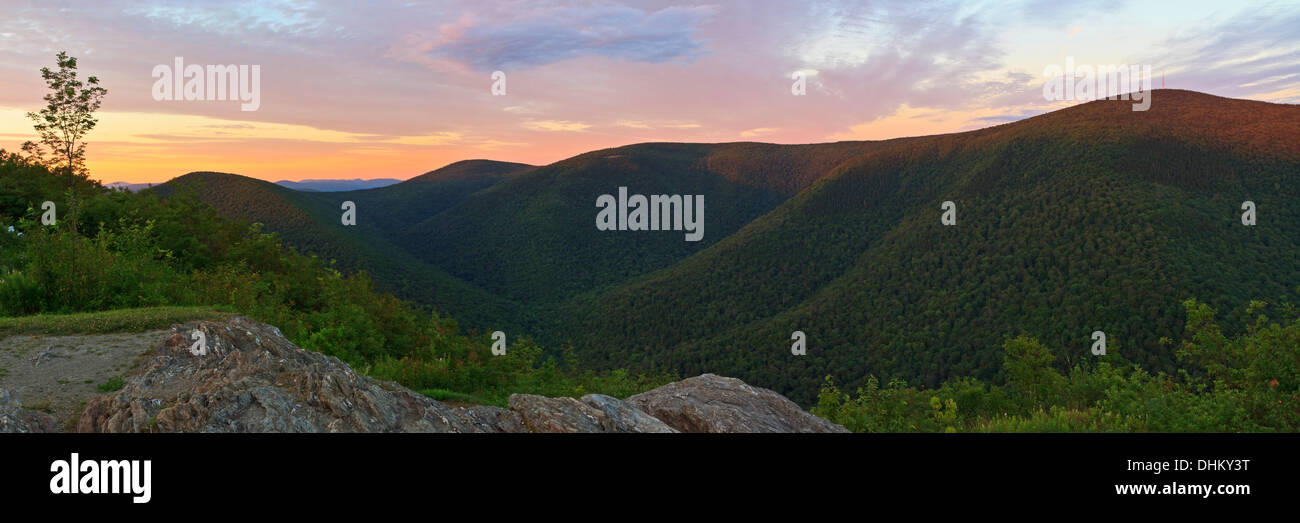 Die letzten Strahlen der Sonne treffen die Ridgeline auf Mount Greylock, gesehen von Stony Ridge im Nordwesten Massachusetts (Panorama) Stockfoto
