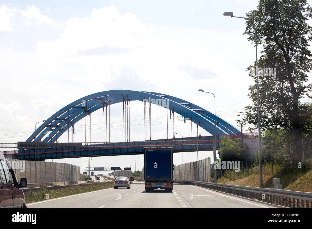 Unterstützten Bogenbrücke über die Autobahn. Warschau-Polen Stockfoto