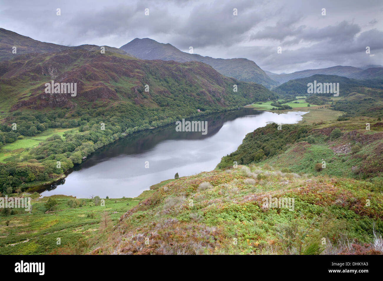 Llyn Dinas von oben auf eine über gegossen Tag. Snowdon kann in der Ferne gesehen werden. Stockfoto