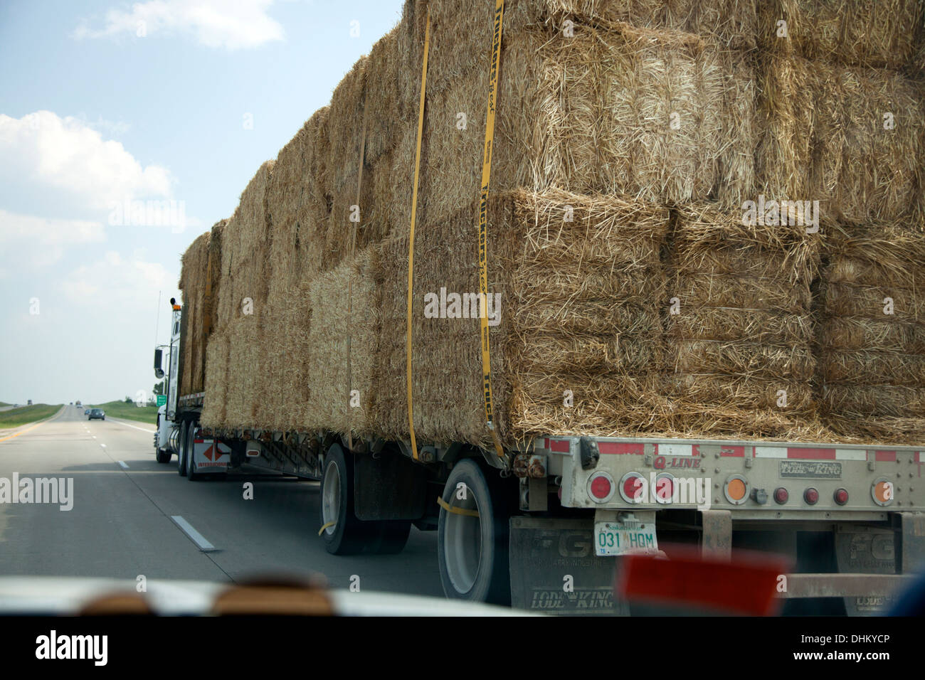 Bails Heu per LKW auf Autobahn 94 transportiert werden. Alexandria-Minnesota-MN-USA Stockfoto