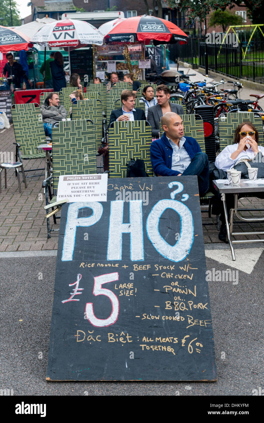 Vietnamesisches Essen auf Broadway Markt, East London Stockfoto