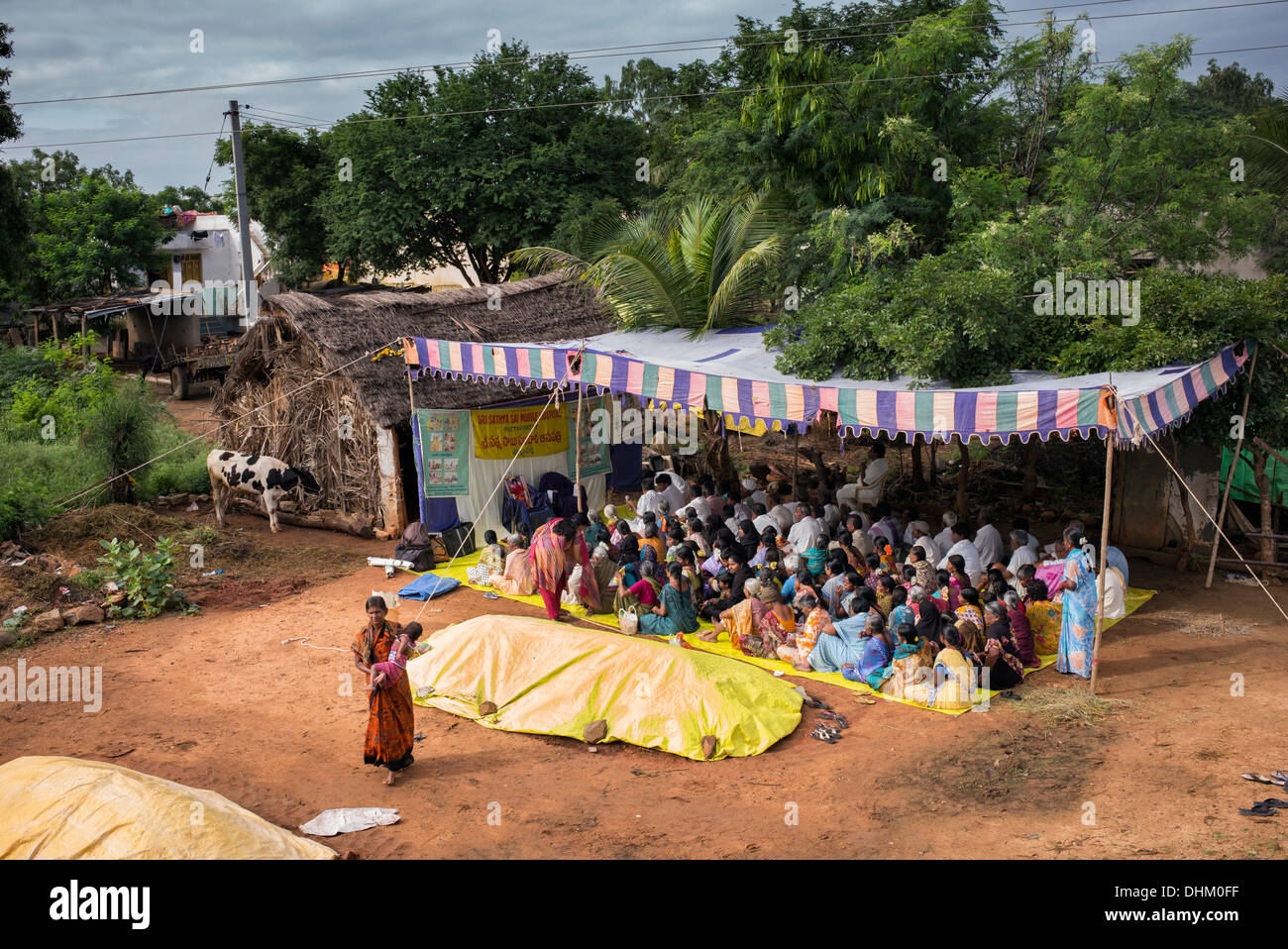 Ländliche indischen Patienten Wartebereich Sri Sathya Sai Baba mobile aufsuchende Krankenhaus zur Verfügung. Andhra Pradesh, Indien Stockfoto