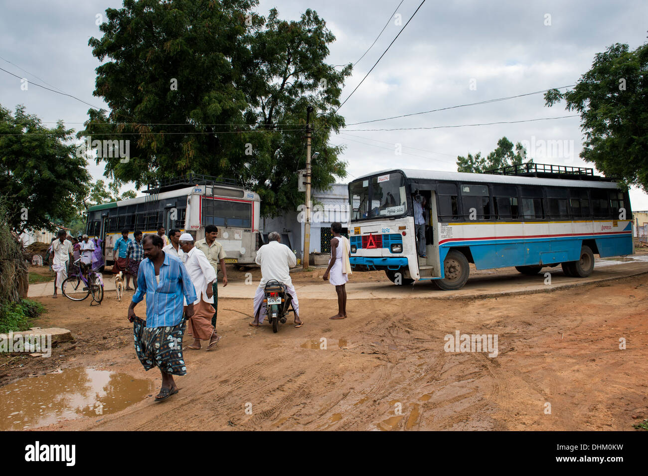 Indische Busse Ankunft in einem indischen Dorf. Andhra Pradesh, Indien Stockfoto