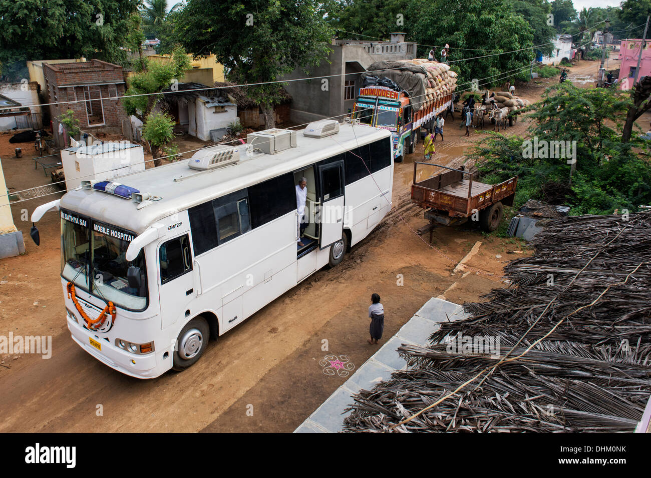 Sri Sathya Sai Baba mobile aufsuchende Krankenhaus Klinik Servicebus Ankunft in einem indischen Dorf. Andhra Pradesh, Indien Stockfoto