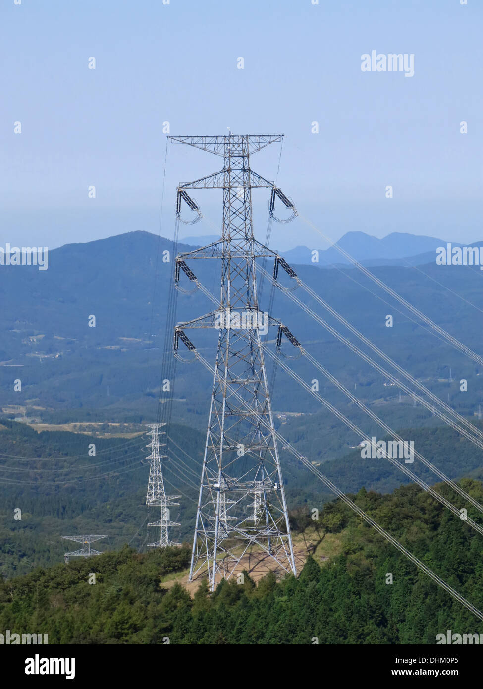Hochspannung-Stromleitung durch Landseite in Japan Stockfoto