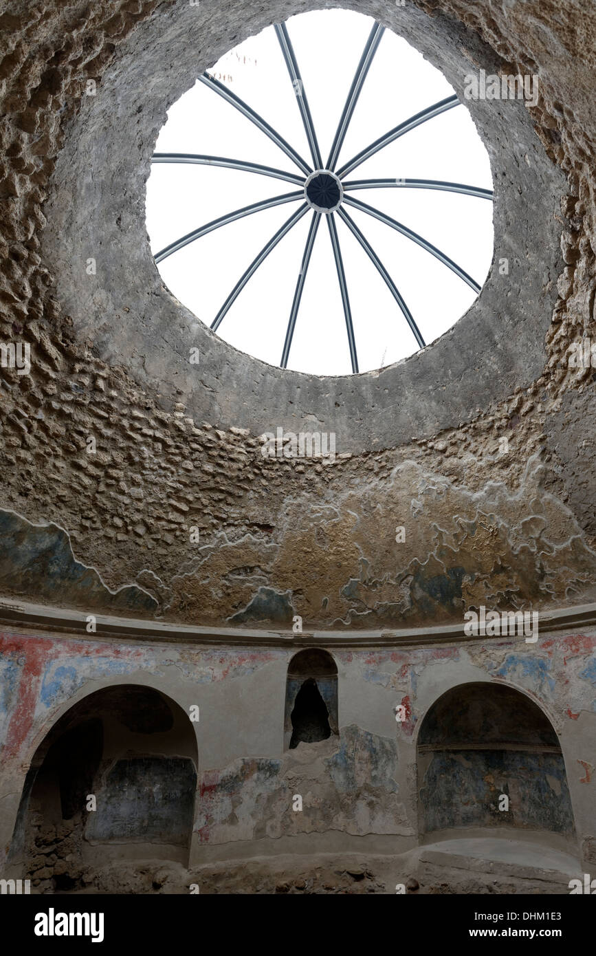 Blick auf die Nordseite des Frigidarium 4 von der Männern Warm, heiß und kalte Bäder in den Stabian Bädern, Pompeji-Italien. Die Bäder Stockfoto