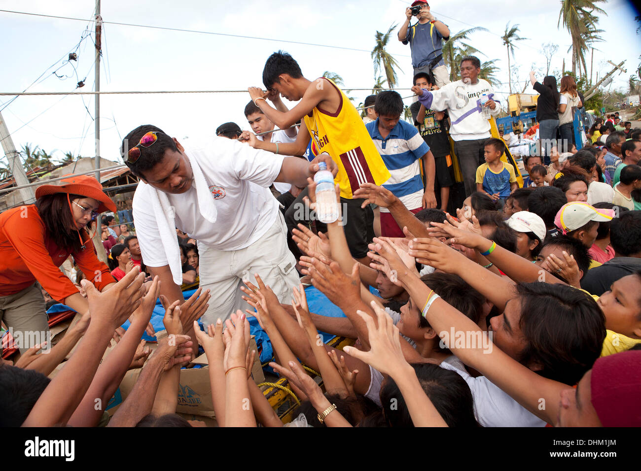 Daanbantayan, Cebu, Philippinen. 10. November 2013. Zwei Tage nach dem Taifun Haiyan - Ansatz Nahrungsmittelhilfe und Trinkwasser geliefert auf der Daanbantayan Straße zu Barangay Maya, Cebu, Philippinen. © imagegallery2/Alamy Live-Nachrichten Stockfoto