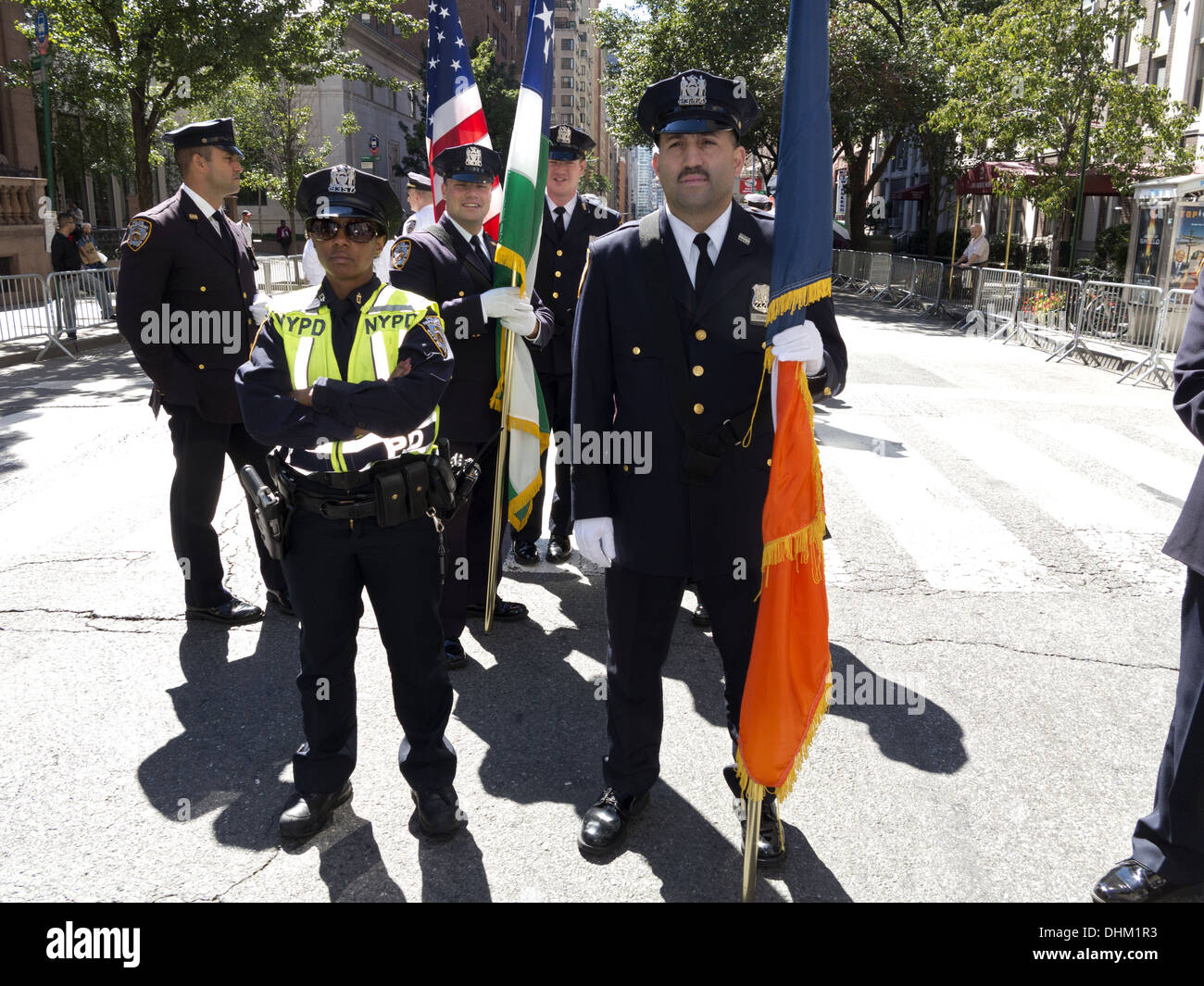 Multi-ethnischen, NYPD Color Guard bei der jährlichen muslimischen Day Parade, New York City, 2013. Stockfoto