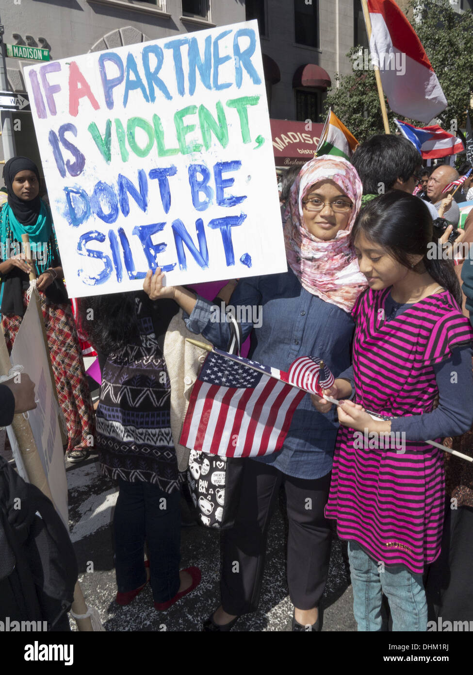 Junge Frauen demonstrieren gegen häusliche Gewalt bei der jährlichen muslimischen Day Parade, New York City, 2013. Stockfoto
