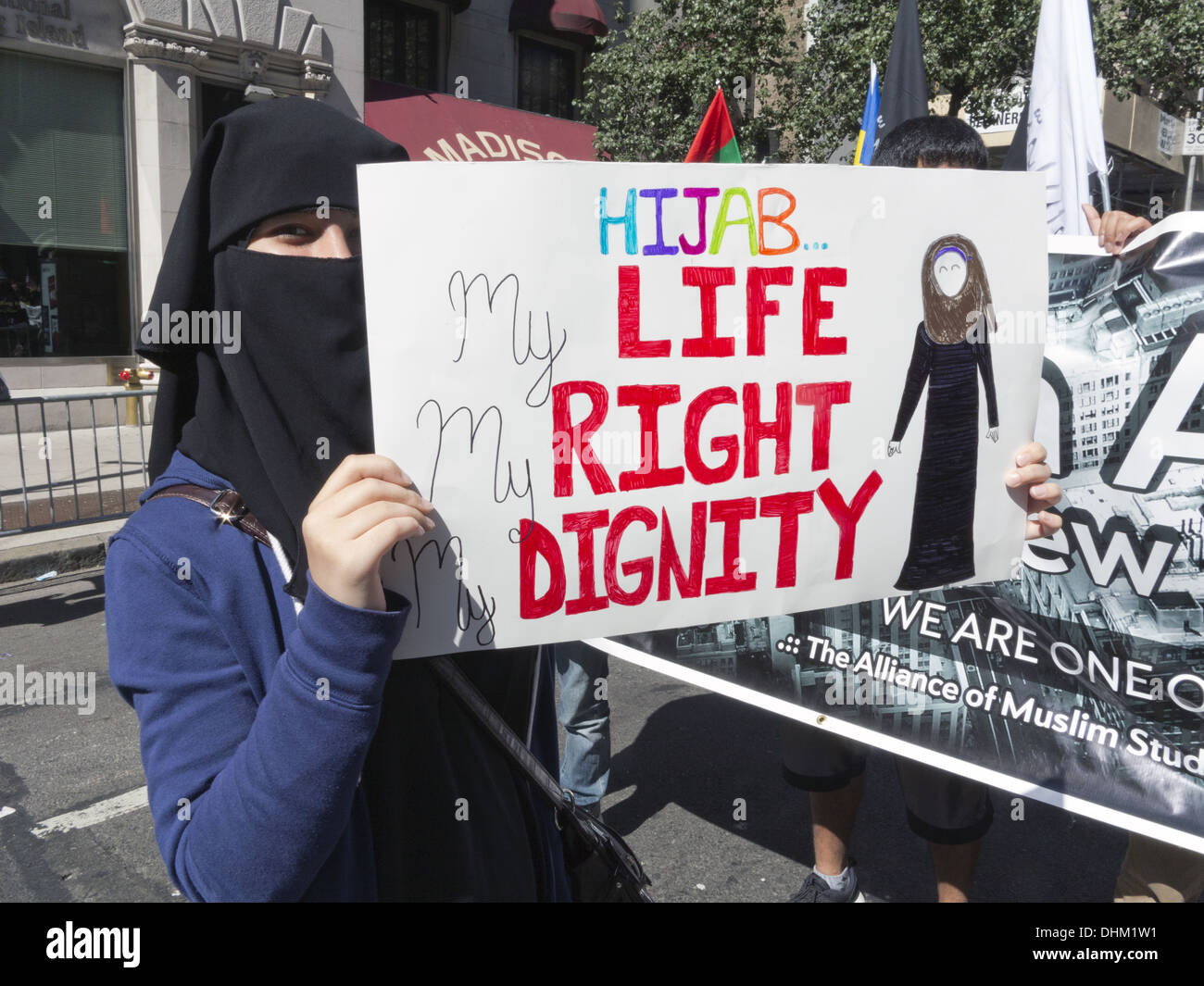 Jährliche muslimischen Day Parade in New York, 2013. Junge Frau verteidigt ihr Recht auf einen Hijab zu tragen. Stockfoto