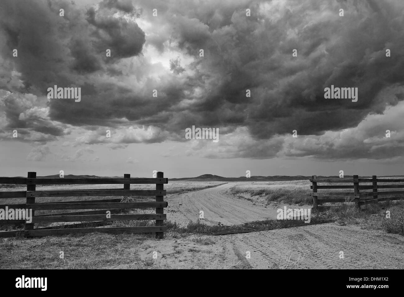 Zaun und Vieh Wache am Eingang West Mail Road Crescent Lake National Wildlife Refuge in den Sandhills von Nebraska Stockfoto