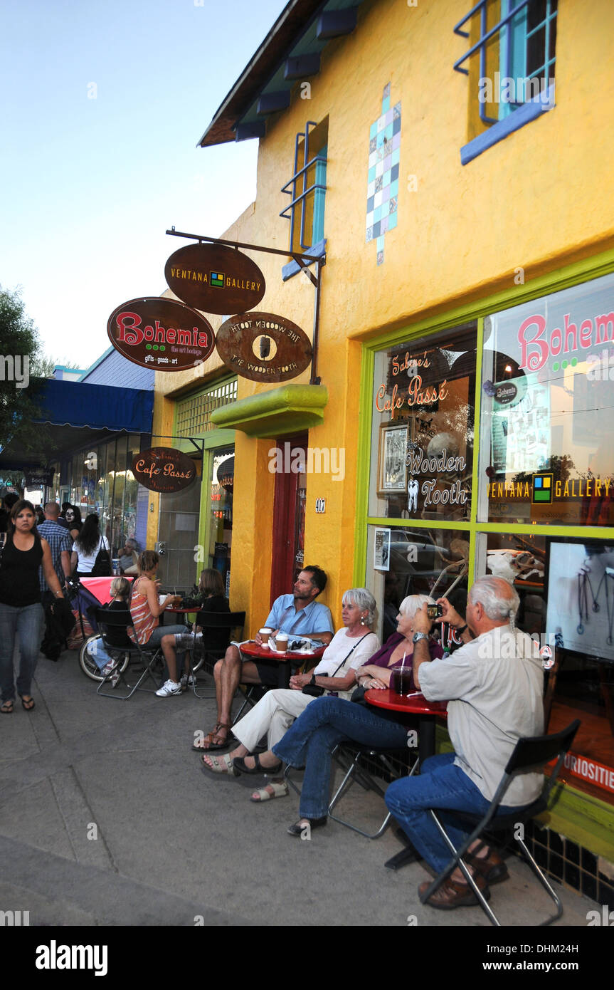 Besucher entspannen entlang North Fourth Avenue in Tucson, Arizona, USA. Stockfoto