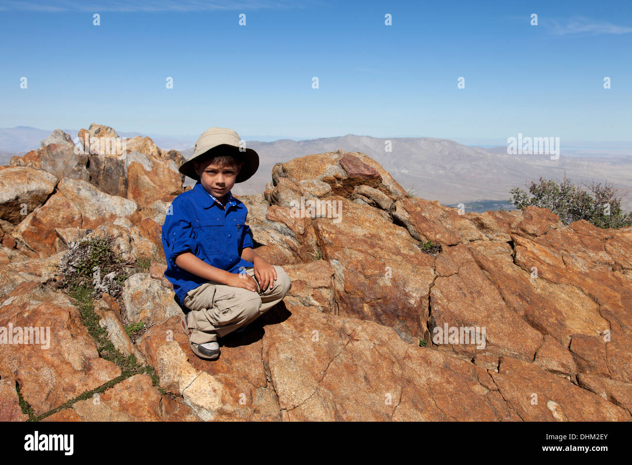 6 Jahre alter Junge an der Spitze der Granat Peak, Laguna Mountains, Cleveland National Forest, Kalifornien Stockfoto