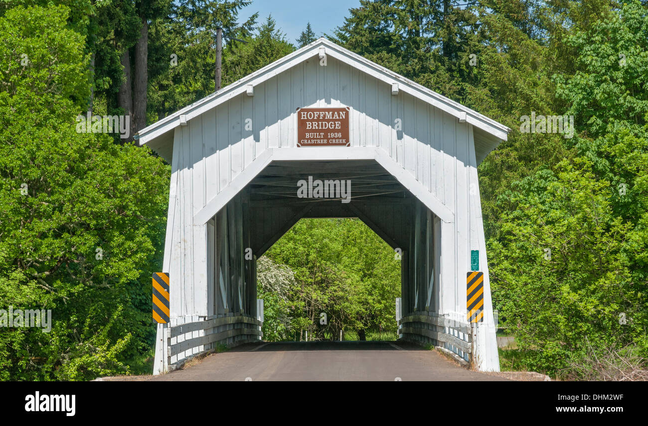 Hoffman Covered Bridge über den Crabtree Creek gebaut 1936, Crabtree, Oregon Stockfoto