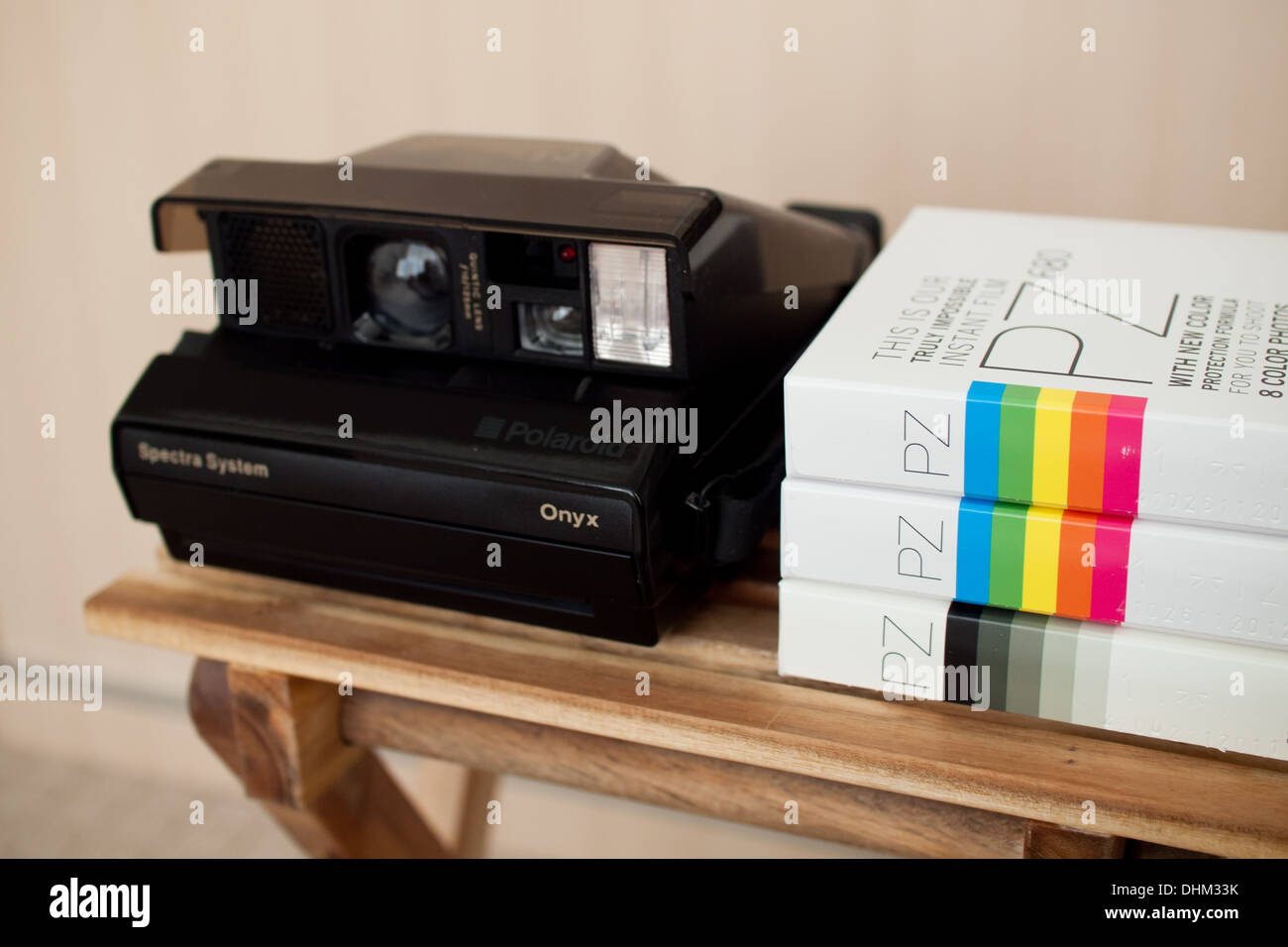 Eine Sofortbildkamera Polaroid Spectra Onyx und Impossible Project Film  Stockfotografie - Alamy