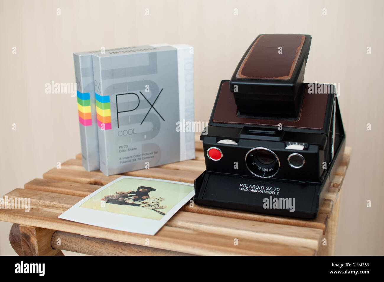 Eine seltene schwarze Polaroid SX-70 Land Camera Modell 2 und unmöglich PX  70 Farbe Schatten Cool Film Stockfotografie - Alamy